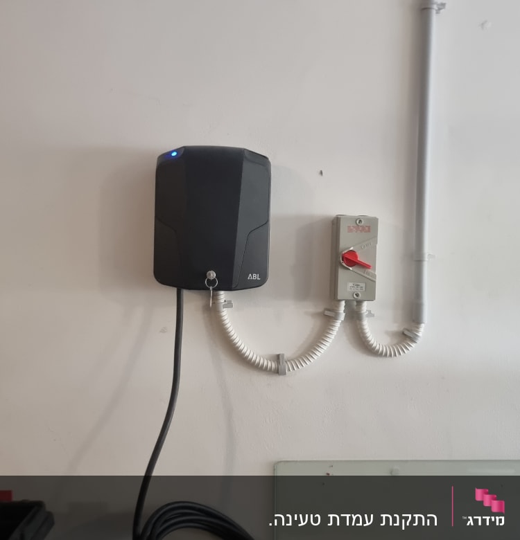 מטען חשמלי על קיר עם כבל מחובר